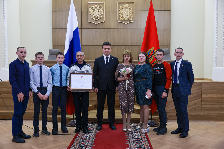 Губернатор Красноярского края Михаил Котюков вручил почётный знак края «Материнская слава» Басович Оксане Владимировне.. Губернатор Красноярского края Михаил Котюков вручил почётный знак края «Материнская слава» Басович Оксане Владимировне..